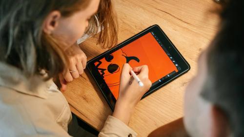 Using a digital pen on a tablet to draw
