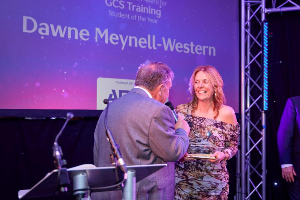 Myfyriwr Tai o Goleg Gŵyr Abertawe yn ennill teitl Dysgwr y Flwyddyn DU CIH